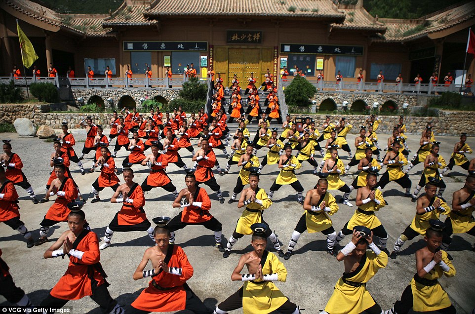 Музыка китайской тренировки. Кунг-фу монастырь Шаолинь. Монастырь Шаолинь монахи. Монастырь Шаолинь Китай. Тренировки монахов Шаолинь.
